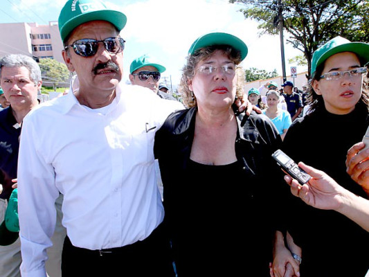 Ayer enterró a su esposo y hoy viuda de Landaverde sigue con su lucha