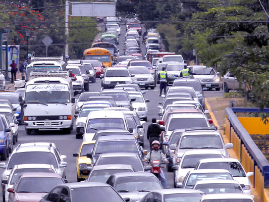 Marcha de maestros paraliza el tráfico en la capital hondureña