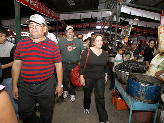 Embajadora de Estados Unidos se va de compras al mayoreo