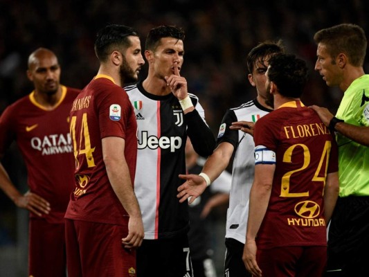 Cristiano Ronaldo durante una acción de discusión contra jugadores de la Roma. Foto:AFP