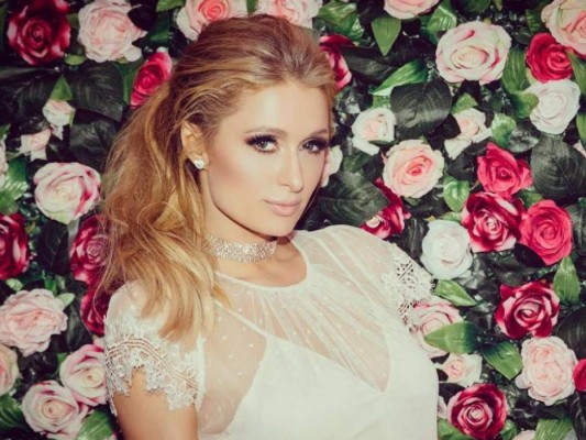 Le llueven las críticas a Paris Hilton por varias fotos de su raro abdomen