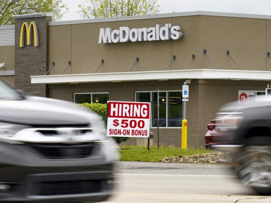 Un letrero de vacante de trabajo fuera de un restaurante de la cadena McDonalds en Cranberry Township, Pensilvania. Foto:AP