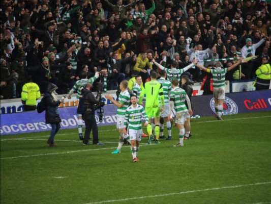 El noble gesto de Emilio Izaguirre con un pequeño aficionado del Celtic
