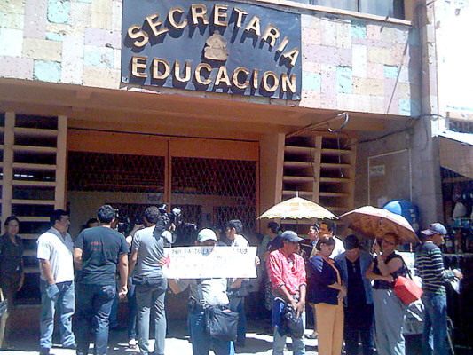 Maestros protestan por su derecho a protestar