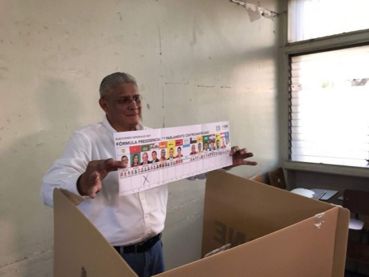 Esdras López llega con su familia a votar a la Universidad Pedagógica