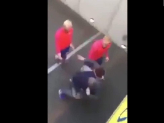 VIDEO: Fanático es embestido por intentar saludar a Lionel Messi