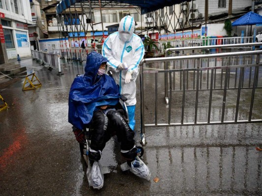 China informa de 54 casos de coronavirus importados, el país se aísla