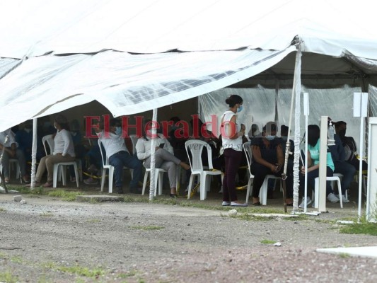 Siete meses de pandemia y los centros de triaje siguen llenos (Fotos)