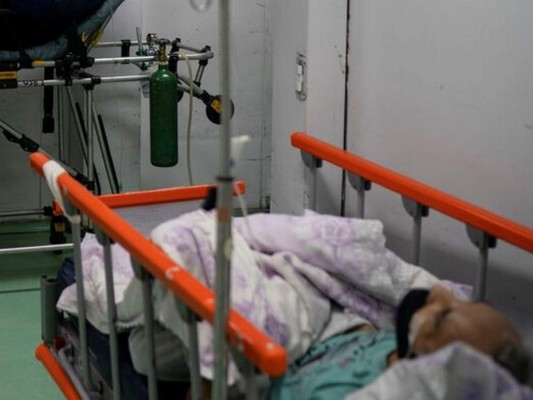 Los inquietantes mensajes que delatan al médico acusado de matar a pacientes con covid-19 para liberar camas (FOTOS)