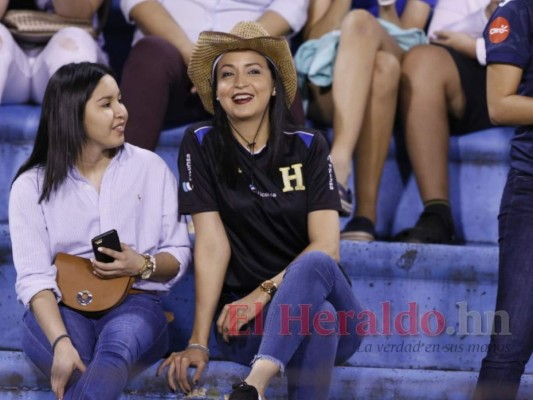 FOTOS: Bellas hondureñas presentes en el duelo Honduras vs Trinidad y Tobago