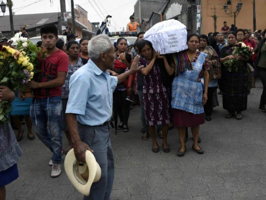 Rescue workers search for victims of a musdlide caused by the passage of Hurricane Eta in the village of Queja, in San Cristobal Verapaz, Guatemala on November 7, 2020. - About 150 people have died or remain unaccounted for in Guatemala due to mudslides caused by powerful storm Eta, which devastated an indigenous village in the country's north, President Alejandro Giammattei said Friday. (Photo by Esteban BIBA / POOL / AFP)