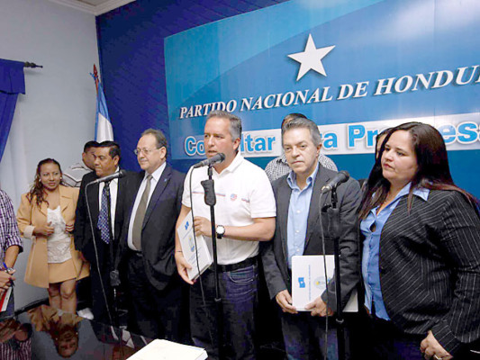 Partido Nacional entrega planillas de inscripción a los precandidatos