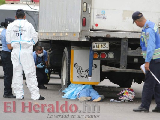 FOTOS: Terrible accidente entre moto y camión cobra la vida de una joven en la cuesta El Chile de la capital