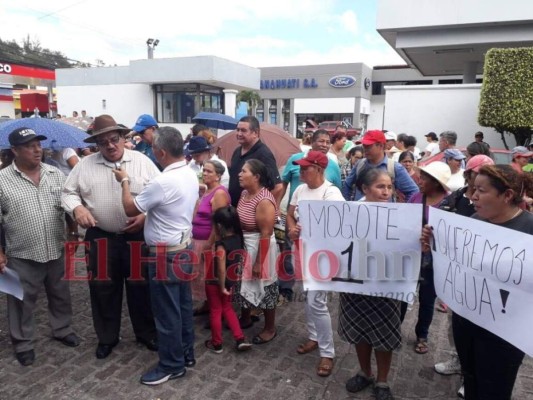 FOTOS: Gas lacrimógeno, piedras y fuego durante protestas en la capital de Honduras