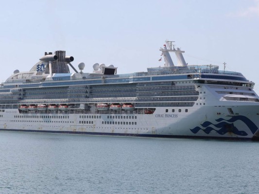 FOTOS: Así atracó en Miami crucero con muertos y enfermos de Covid-19