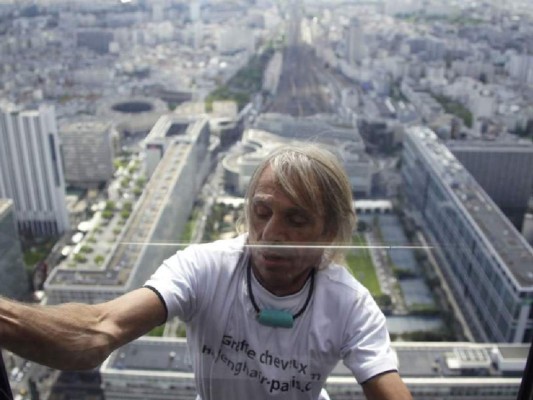 'Spiderman Francés' detenido al intentar escalar torre de 555 metros en Corea del Sur