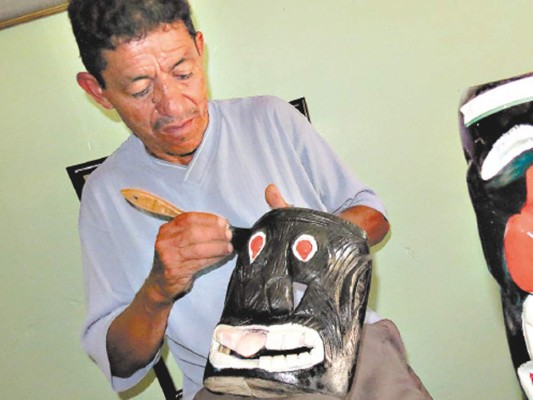 'Checho”, el artesano de las mil máscaras