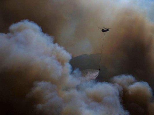 Un helicóptero participa en la operación de extinción de incendios en Koycegiz, Mugla, Turquía, el lunes 9 de agosto de 2021. Foto: AP