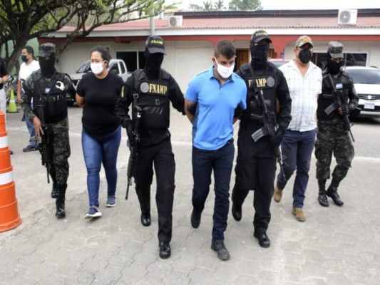 Caen presuntos traficantes de municiones y armas, entre ellos un elemento de seguridad del Estado