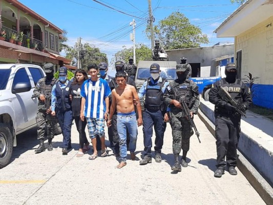 Evidencias y rostros de supuestos criminales capturados este miércoles en Honduras