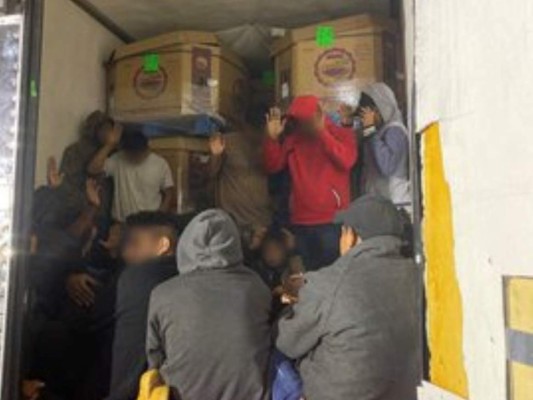 Rescatan a 30 migrantes que iban encerrados en un camión en Arizona