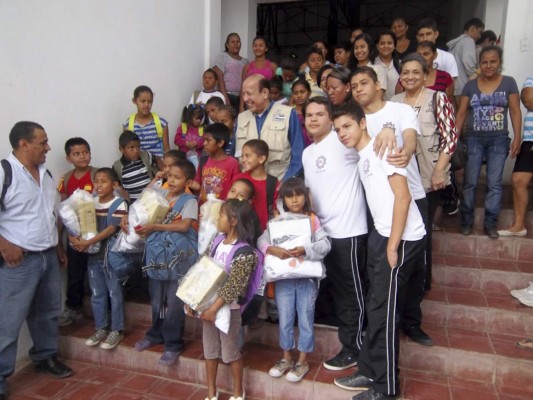 Niños van a estudiar con apoyo solidario