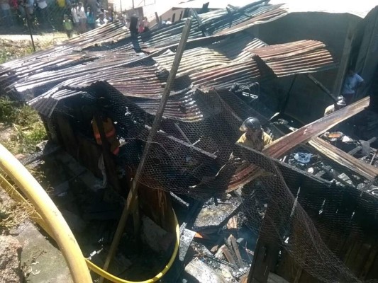 Honduras: Incendio consume vivienda en la colonia Villanueva