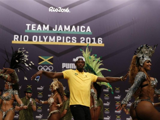 Bolt baila samba con garotas y habla sobre el dopaje: 'Vamos en la buena dirección'