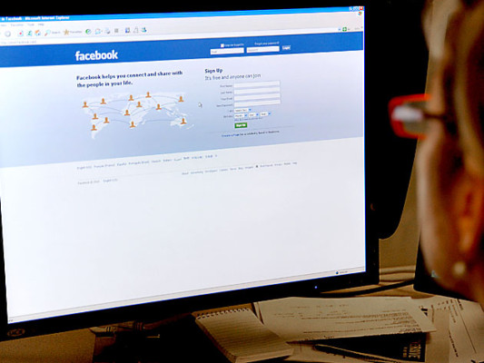 Aumenta acoso de presos a través de Facebook