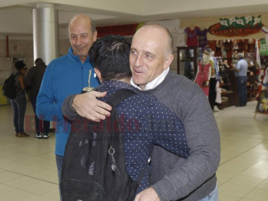 FOTOS: Sonriente y tranquilo, así salió Fabián Coito rumbo a sus vacaciones