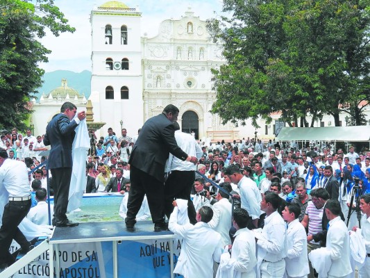 En un acto público se bautizan 310 personas en Comayagua