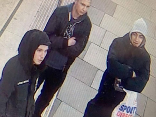 Policía británica arresta a un quinto joven tras agredir a mujeres que negaron besarse en público&nbsp;&nbsp;