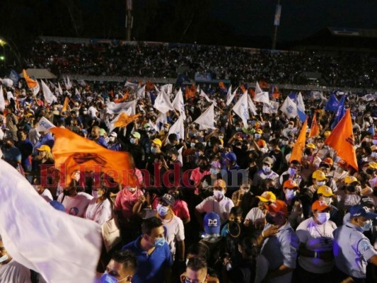 Con fuegos artificiales y masiva participación: 'Papi a la orden' cierra su campaña en la capital