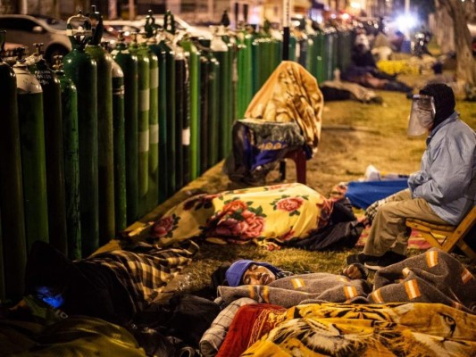 Filas de hasta 72 horas por oxígeno medicinal para covid-19 en Perú