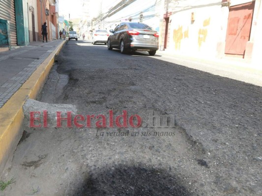 Colección de baches colapsan las vías en barrios y colonias capitalinas