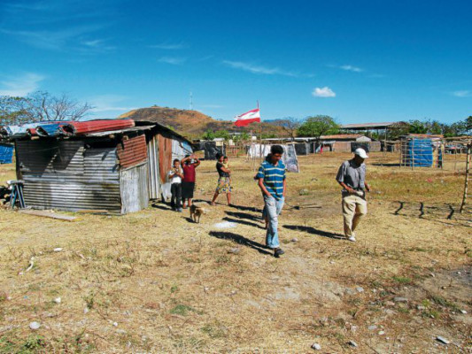Invaden predio de mercado para los adultos mayores