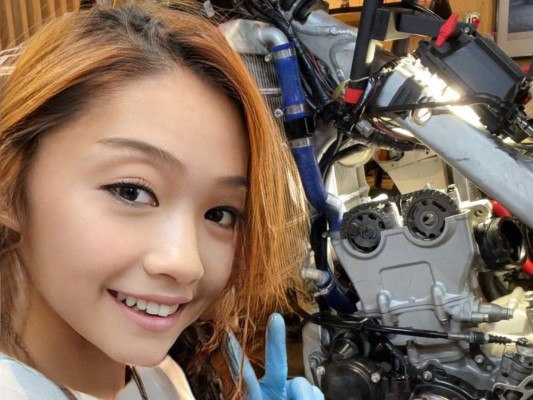 La chica se popularizó en redes sociales por visitar en motocicleta diversos lugares de Japón. Foto: Twitter @azusagakuyuki