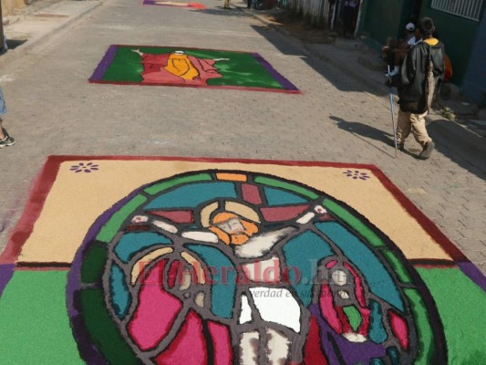 FOTOS: Alfombras religiosas, una tradición con color en Tegucigalpa