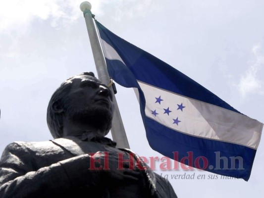 La Bandera Nacional, un resplandor en el cielo que invita a la reflexión