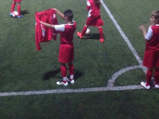 Niño hondureño lucha por jugar en las escuelas del FC Barcelona