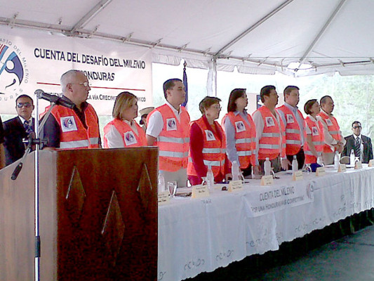 Inauguran ampliación de carretera con programa Cuenta del Milenio