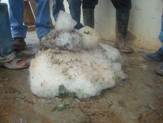 Las imágenes de los granizos que llovieron el martes en el occidente de Honduras