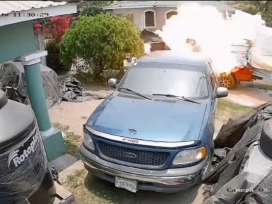 VIDEO: Hombre sufre severas quemaduras tras explosión de vehículo en Villanueva, Cortés