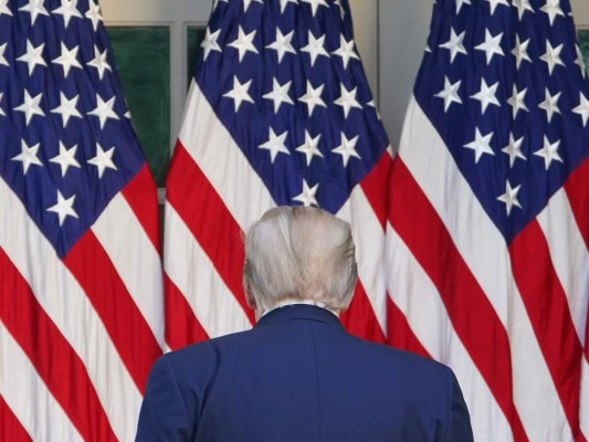 Críticas a Trump porque su nombre aparece en los cheques