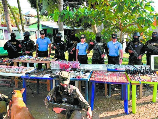 Los cuerpos de seguridad buscan recuperar el control de las cárceles