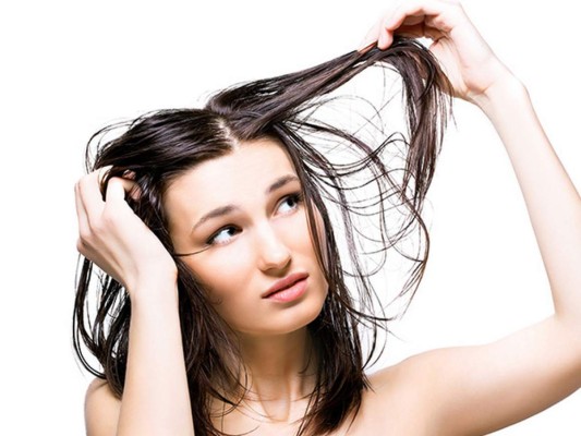¿Por qué se engrasa el cabello?