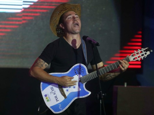 Polache y el Dúo Los Tres lanzan el tema rock de la temporada: 'Amores sinceros'