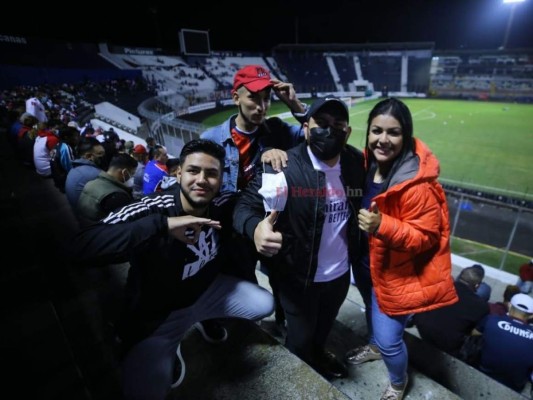 Aunque no hubo goles, estos aficionados disfrutaron el clásico entre Olimpia y Motagua