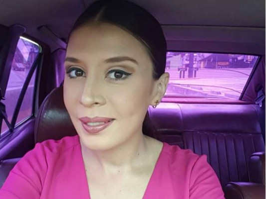 Iroshka Elvir muestra el primer ultrasonido de su bebé con Salvador Nasralla