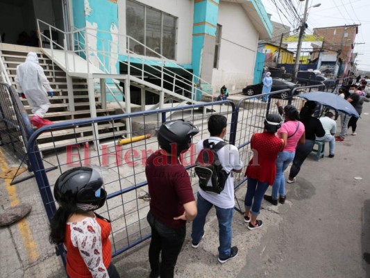 FOTOS: Abarrotados los centros de triaje en la capital de Honduras